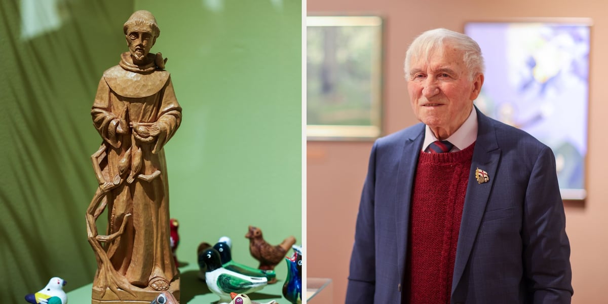 Drewniana figurka św. Franciszka z Asyżu z ptakami (po lewej), portret prof. Franciszka Kusiaka (po prawej)