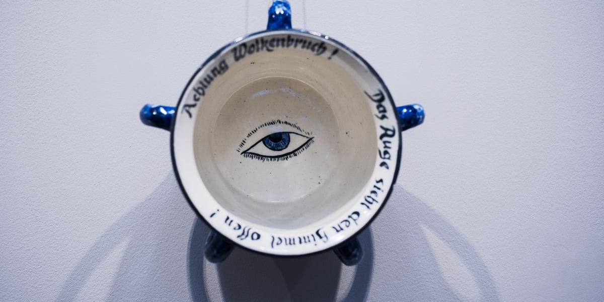 Na zdjęciu nocnik z okiem na dnie na wystawie naczyń toaletowych w Pałacu Królewskim