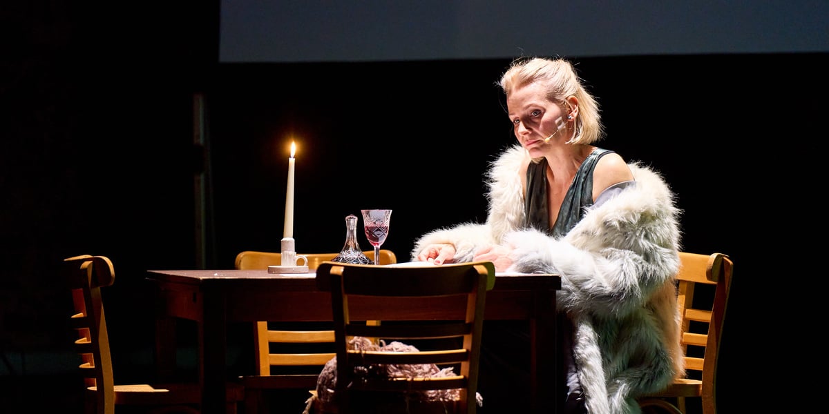 Kadr z czytania preformatywnego "Dzień dobry, jestem wdową". Wrocław, 28.02.2026