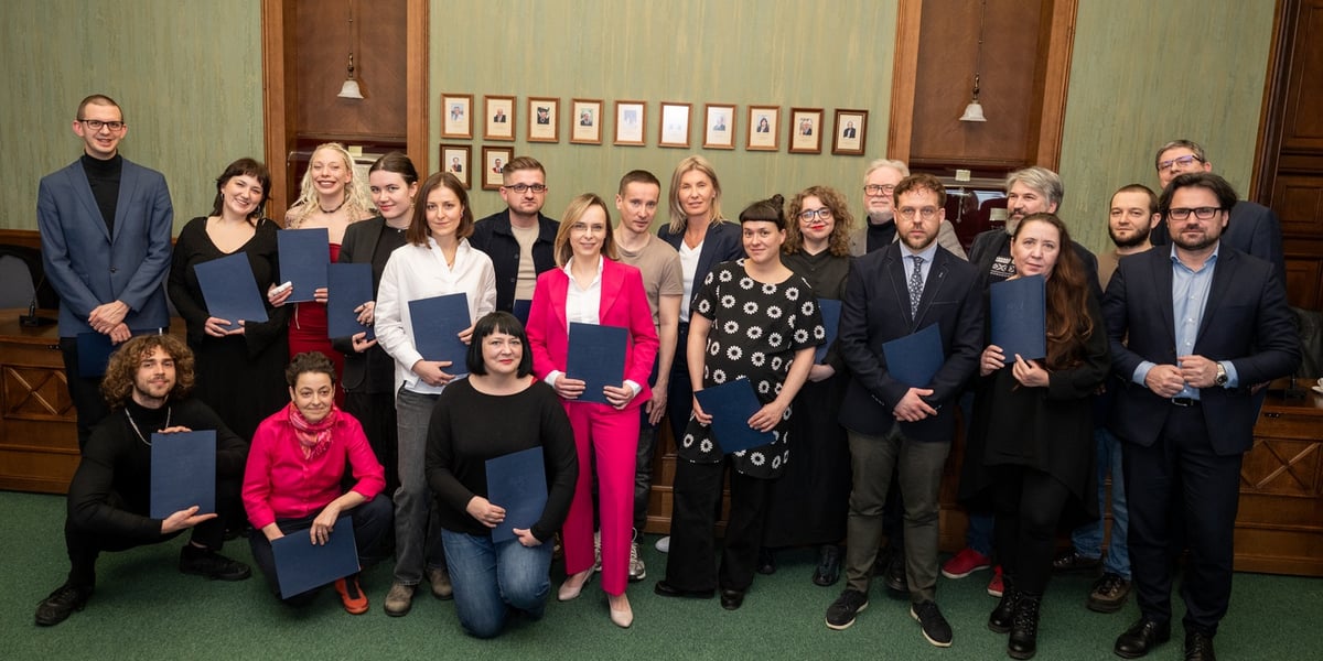 Stypendyści prezydenta Wrocławia z 14. edycji stypendiów. Zdjęcie zbiorowe z wiceprezydent Renatą Granowską i Jarosławem Perdutą, dyrektorem Departamentu Kultury i Sportu