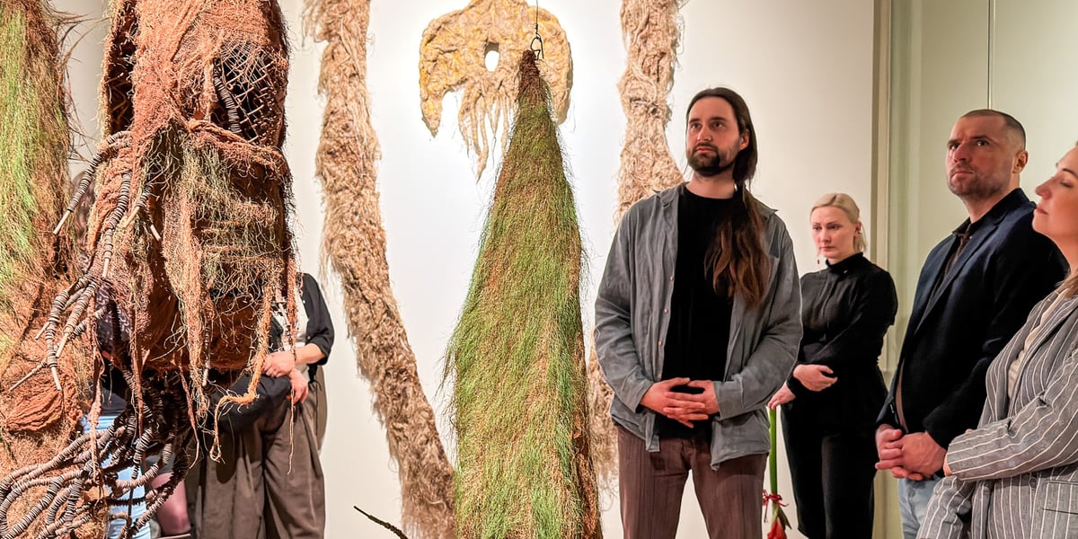 Na zdjęciu Mateusz Gromadzki i publiczność na jego wystawie "Inkantacje"