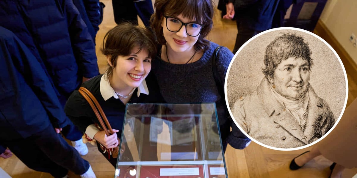 Na zdjęciu dwie dziewczyny przy gablocie z książką, na zdjęciu w kółku portret Józefa Maksymiliana Ossolińskiego