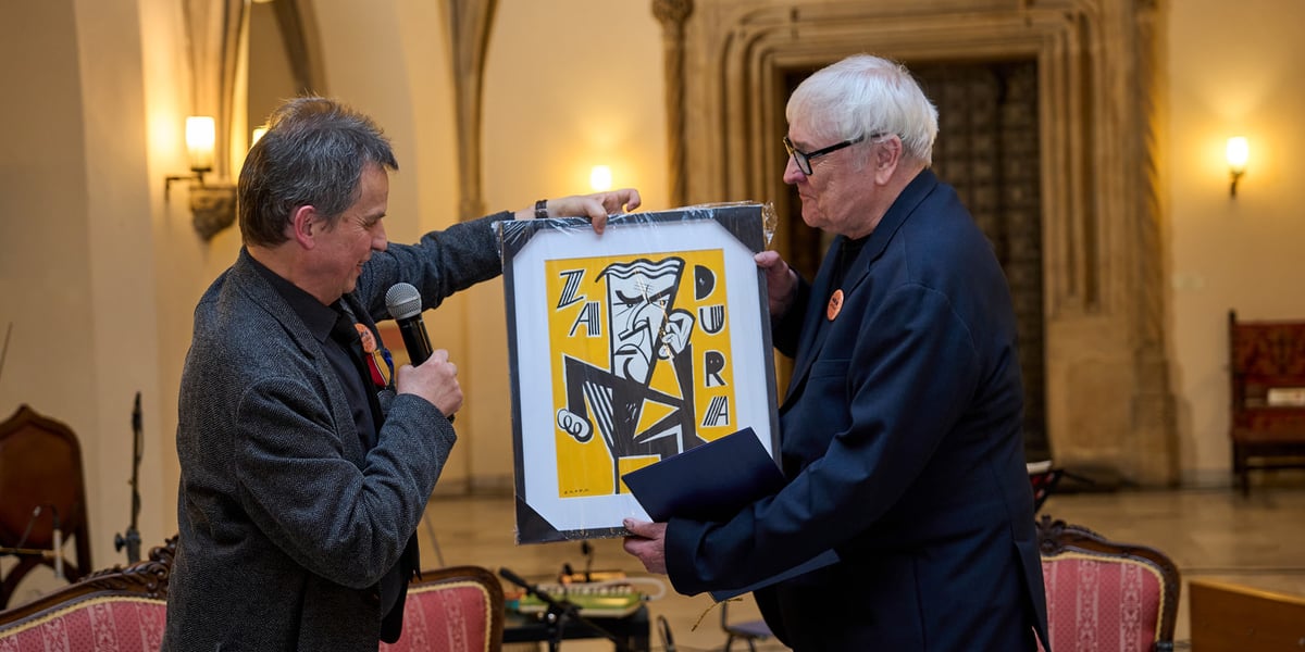 Na zdjęciu Bohdan Zadura odbiera z rąk Mariusza Urbanka, red. naczelnego „Odry” pamiątkowy portret wykonany przez prof. Tomasza Brodę