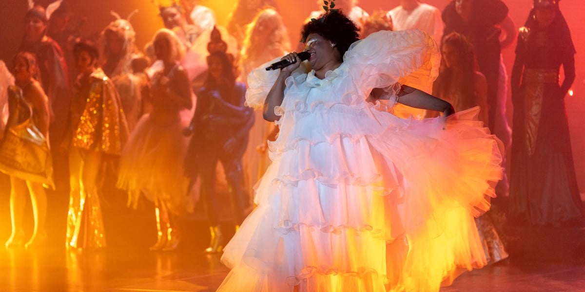 Scena ze spektaklu „Nie-Boska-Gala” podczas PPA. Na zdjęciu kobieta w białej sukni śpiewa do mikrofonu