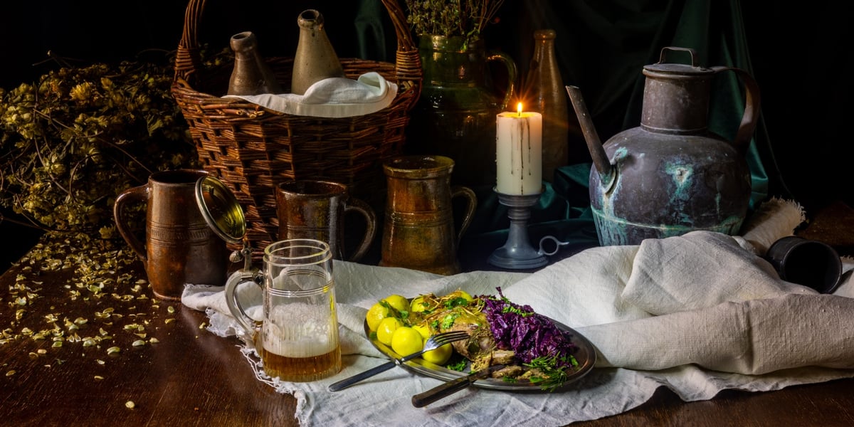 Na zdjęciu stół zainscenizowany do sesji zdjęciowej wystawy „Pieśń o roladzie, czyli Wrocław od kuchni” 