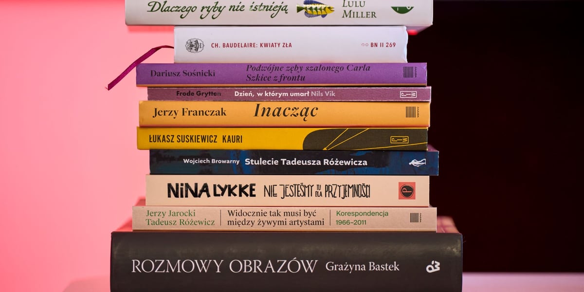 Na zdjęciu książki ułożone w stosik z widocznymi grzbietami 