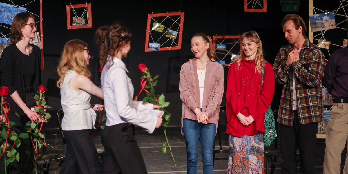 Spektakl „Zaczynając od moich ulic”. Na zdjęciu autorzy esejów na których oparty był spektakl oraz aktorzy. Wrocław, 1 kwietnia 2026