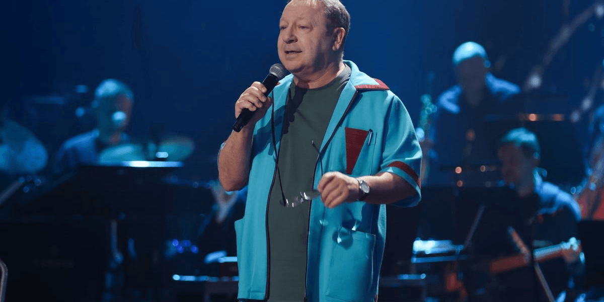 Na zdjęciu Zbigniew Zamachowski z mikrofonem na scenie Teatru Muzycznego Capitol