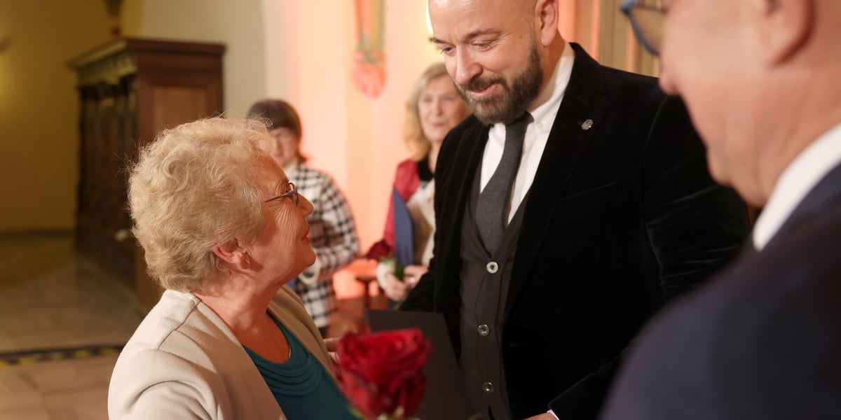 Uroczystość we wrocławskim starym Ratuszu, podczas której podziękowania za pracę na rzecz seniorów odebrało ponad 30 zaangażowanych społecznie wrocławian i wrocławianek.