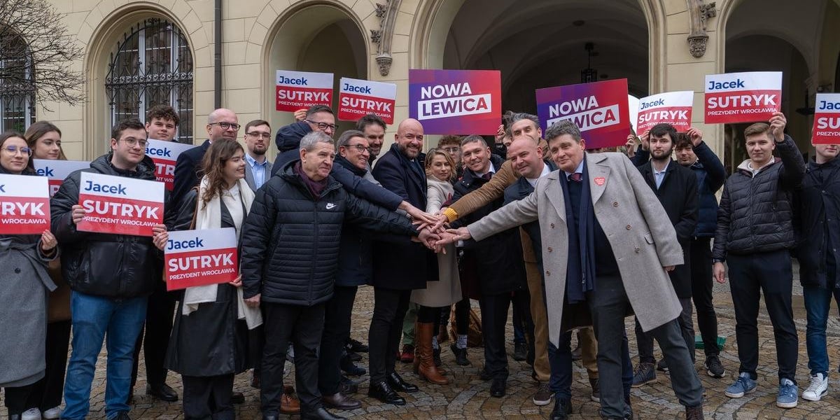 Na zdjęciu Jacek Sutryk, Arkadiusz Sikora, współprzewodniczący dolnośląskich struktur Nowej Lewicy, Bartłomiej Ciążyński i Jakub Mazur, wiceprezydenci Wrocławia oraz radni, a także członkowie Nowej Lewicy