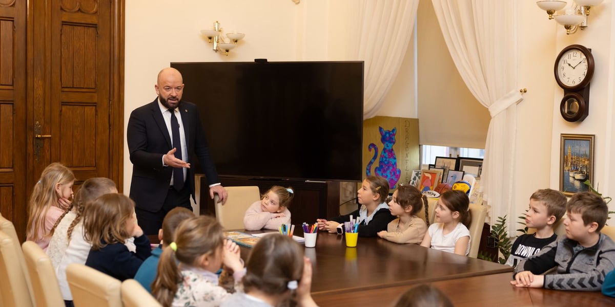 Prezydent Wrocławia Jacek Sutryk razem z dziećmi, które odwiedziły go w jego gabinecie