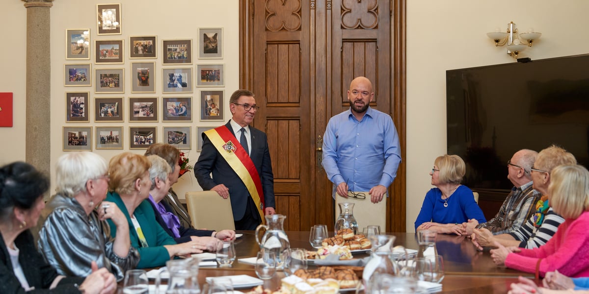 Seniorzy gościli u prezydenta Jacka Sutryka. Obok prezydenta stoi (w przewieszonej szarfie) Jarosław Krauze