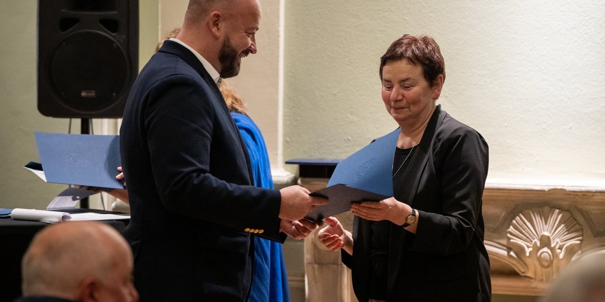Prezydent Jacek Sutryk i Halina Okólska, redaktor naczelna Kalendarza wrocławskiego
