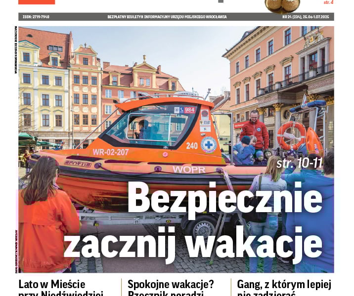 Pomarańczowa motorówka WOPR ustawiona na pl. Solnym, zwiadzana przez dzieci pod opieką ratownika w czerwonym polarze