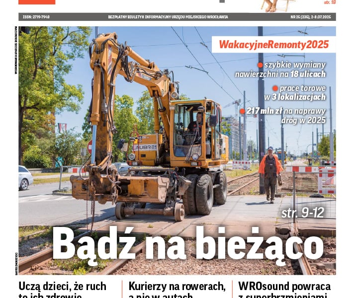 Koparka i osoby pracujące przy naprawie torowiska