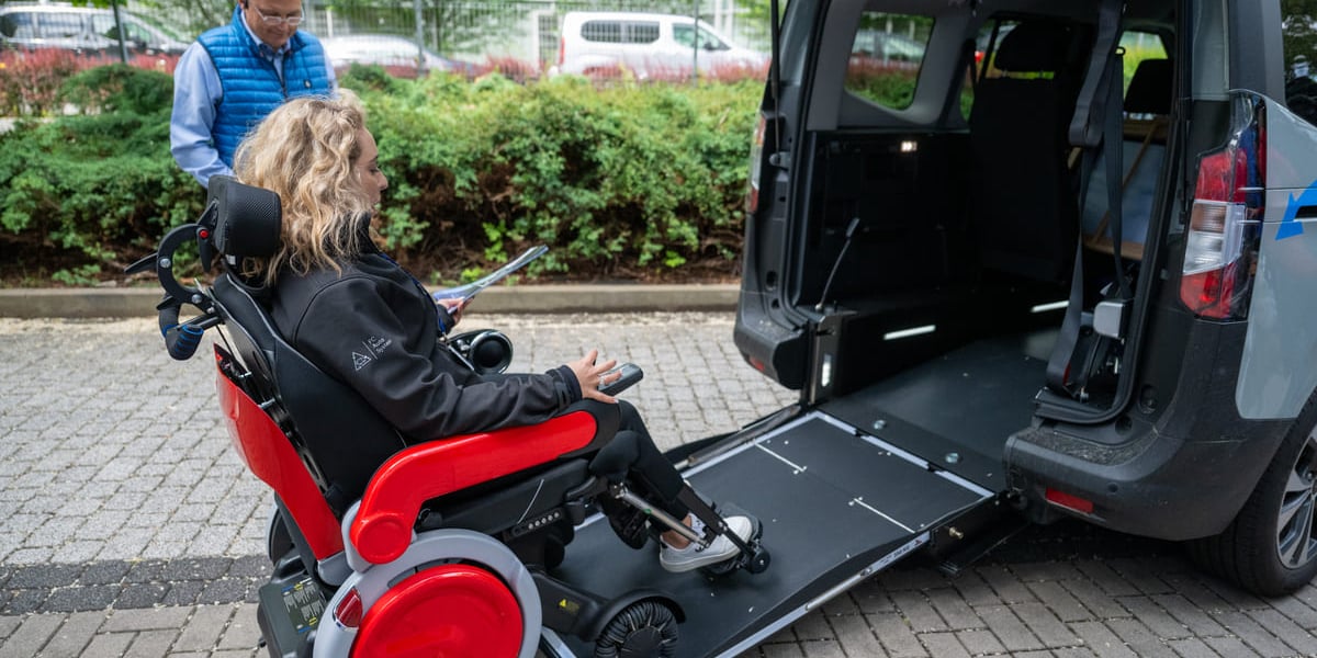 Targi Innowacje w dostępności, zdjęcie archiwalne z 2025 roku. Na zdjęciu kobieta na nowoczesnym wózku inwalidzkim wjeżdżająca na pokład minibusa. 