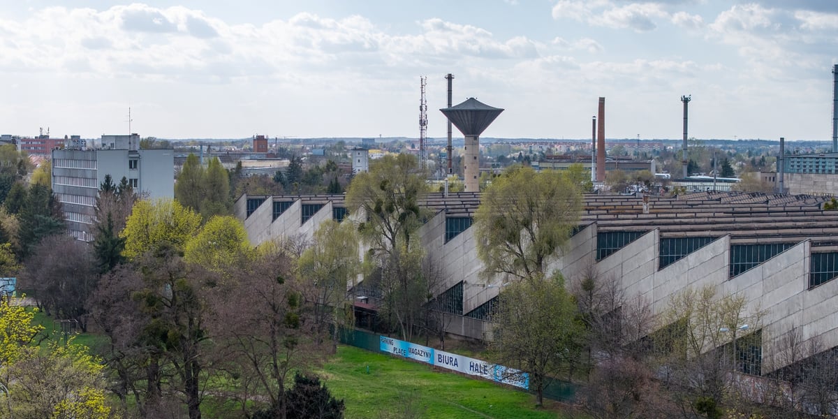 Zabytkowa hala Hutmenu i zabytkowa wieża widziana z góry, rok 2026