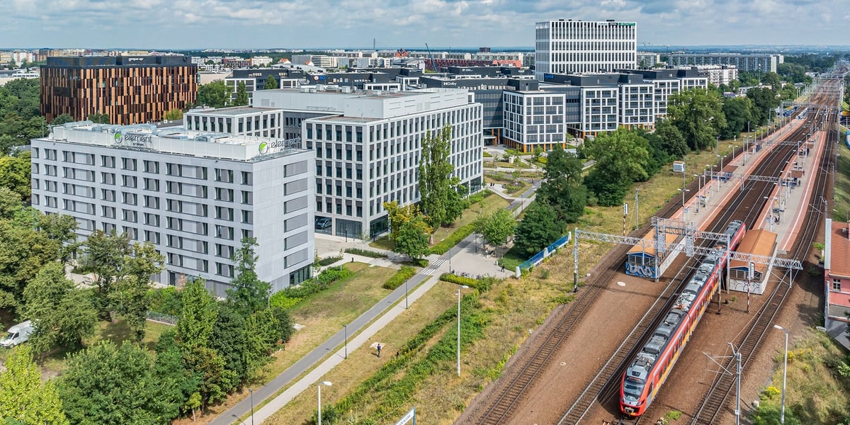 Zdjęcie lotnicze kompleksu biurowego obok torów kolejowych i pociągu przy stacji Wrocław Mikołajów. Pruftechnik – Fluke Corporation: Globalna spółka otwiera biuro.