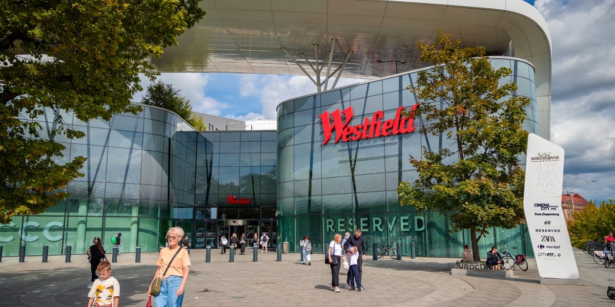 Budynek centrum handlowego od strony skrzyżowania ul. Borowskiej i Dyrekcyjnej. Na elewacji zawieszono już nową nazwę "Westfield", na tablicy przed budynkiem widnieje jeszcze poprzednie logo "Wroclavia".