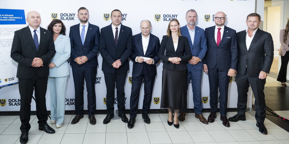 Uczestnicy konferencji przed 35. Forum Ekonomicznym (od lewej): Wojciech Bochnak - wicemarszałek, Magdalena Okulowska - prezes ARAW, Michał Rado - wicemarszałek, Paweł Gancarz - marszałek, Zygmunt Berdychowski - z Rady Programowej Forum Ekonomicznego, Natalia Gołąb - członek zarządu Województwa Dolnośląskiego, Jakub Mazur - wiceprezydent Wrocławia, Jarosław Gołębiewski - prezes Gołębiewski Holding