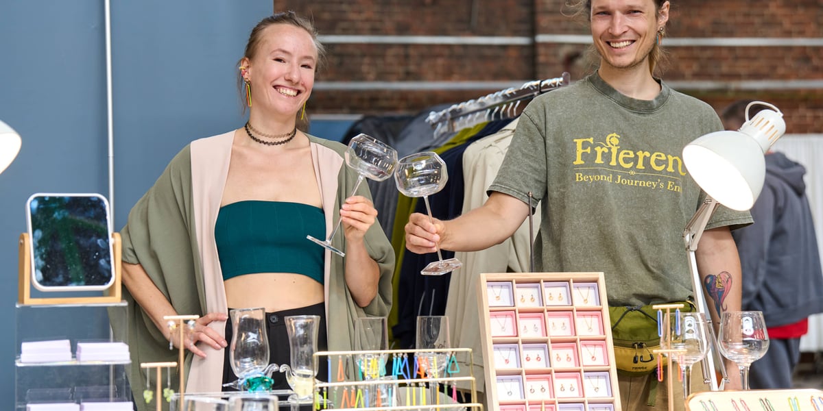 Uśmiechnięta kobieta i mężczyzna z kieliszkami w rękach. Uczestnicy jesiennej edycji Festiwalu Kupuj Świadomie, 13.09.2026