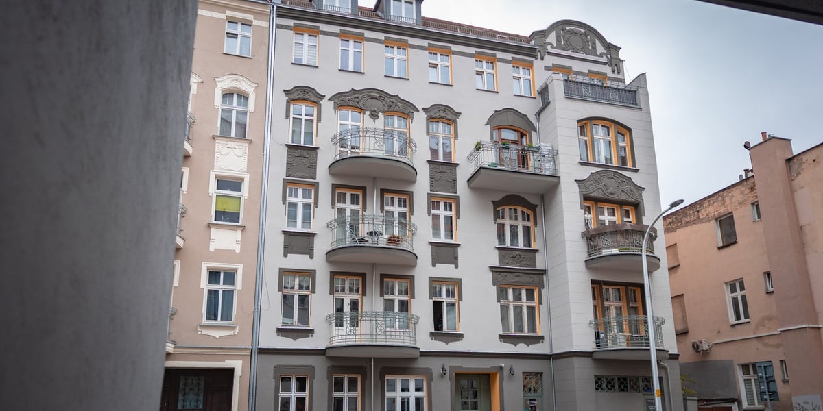 Widok na odnowioną fasadę kamienicy Cybulskiego 10, 14 września 2026