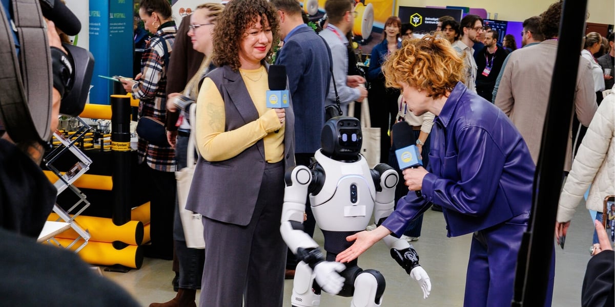 Robot rozmawiający z ludźmi na EXPO Made in Wrocław.