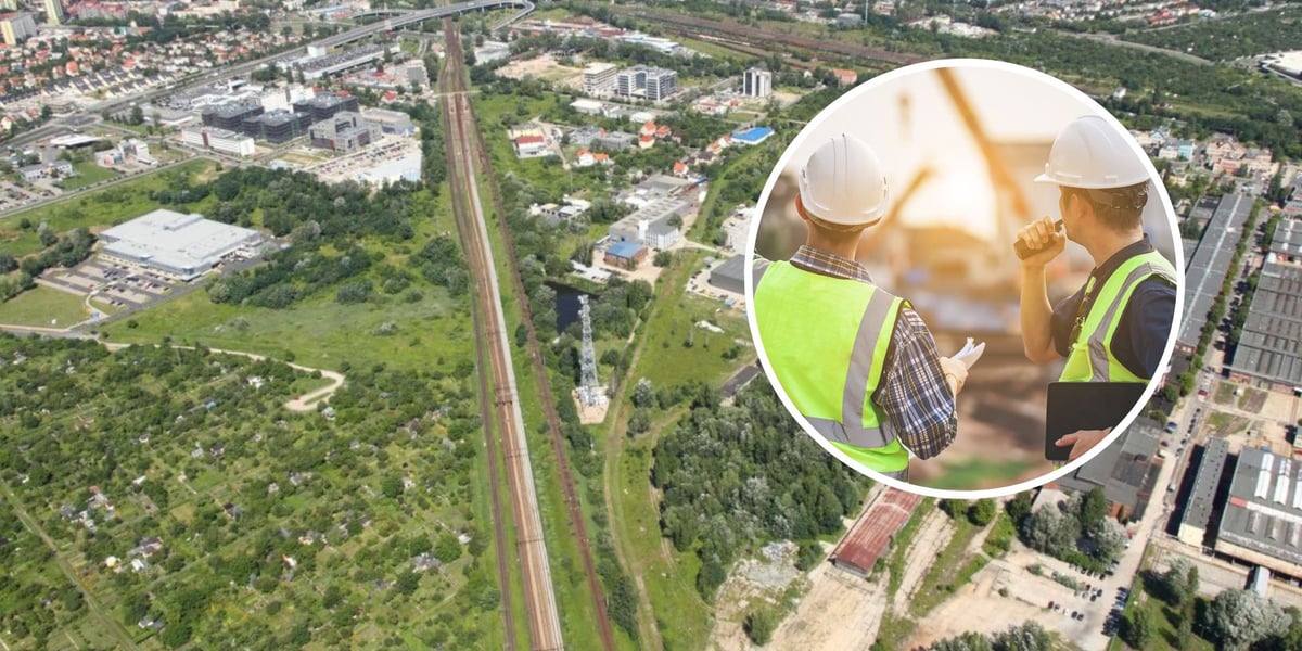 Zdjęcie lotnicze, tereny na sprzedaż, w kółku dwóch mężczyzn na budowie 