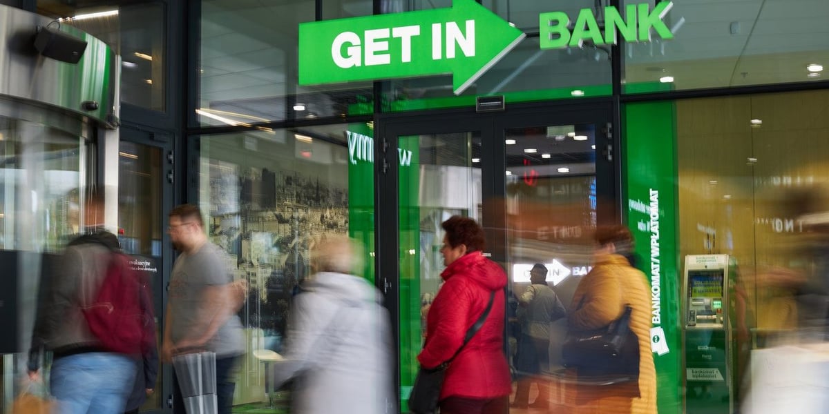 Na zdjęciu ludzie i placówka Getin Noble Bank we Wrocławiu