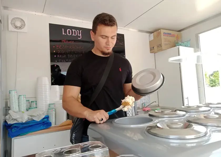 Conan Kaźmierski, znany z programu „Królowe życia" na TTV, prowadził swoją lodziarnię na Stabłowicach od czerwca do końca września.