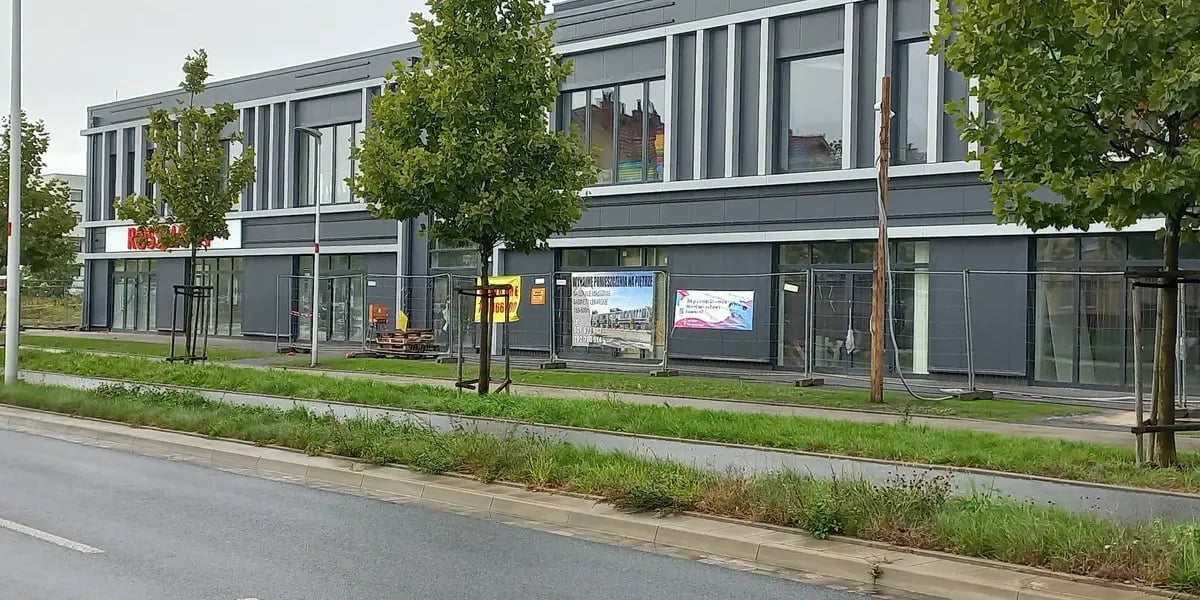 Na zdjęciu droga i budynek nowego centrum handlowego u zbiegu ulic Wojanowskiej i Arbuzowej na Stabłowicach we Wrocławiu 