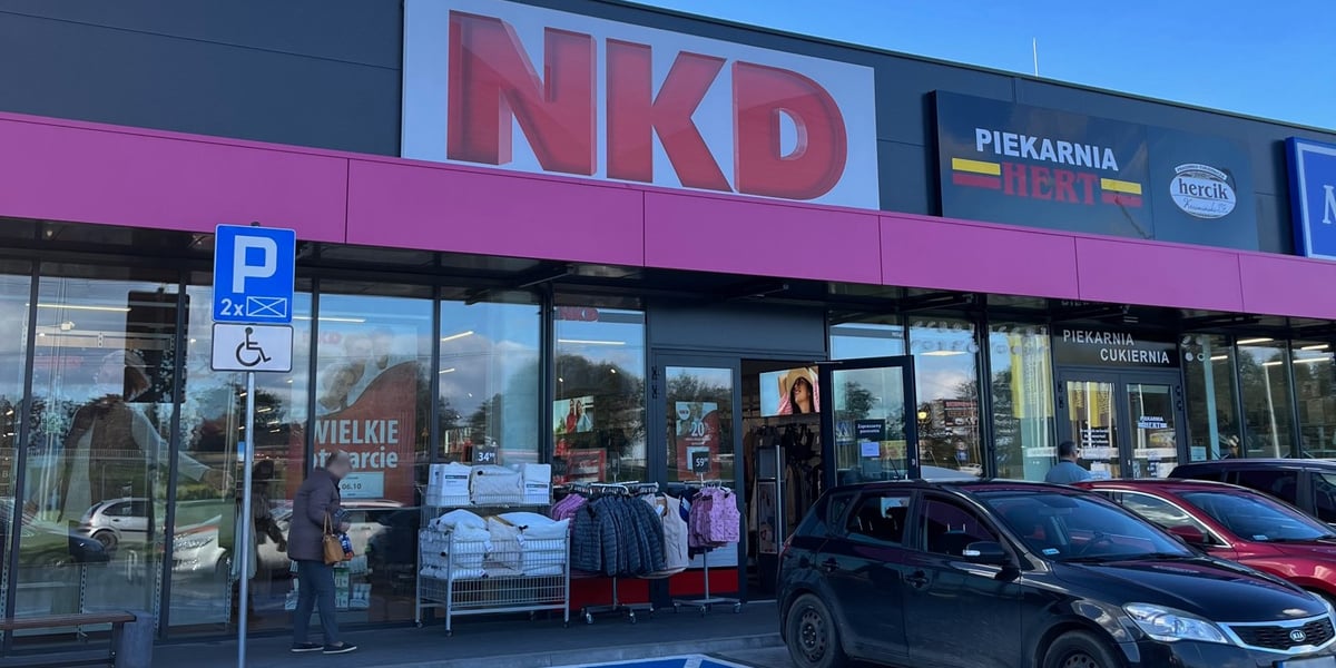 Na zdjęciu fragment centrum handlowego N-Park w Łanach z witryną sklepu NKD