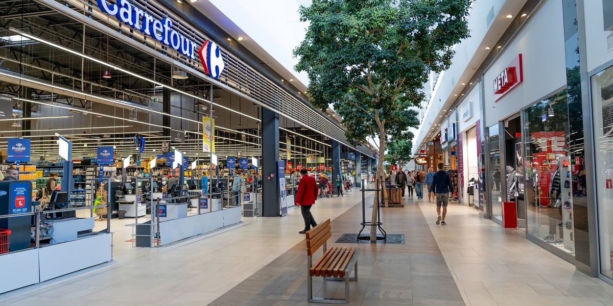 Na zdjęciu ludzie robiący zakupy  w centrum handlowym Aleja Bielany