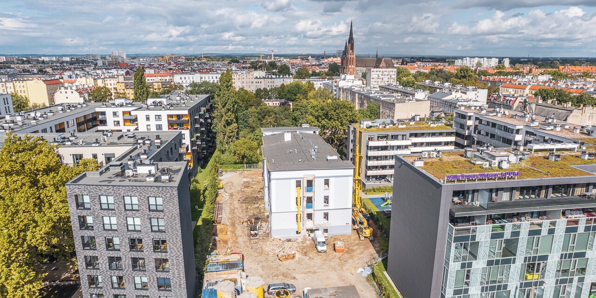 Odnawiana kamienica znajduje się przy ul. Sienkiewicza we Wrocławiu, naprzeciw Ogrodu Botanicznego 