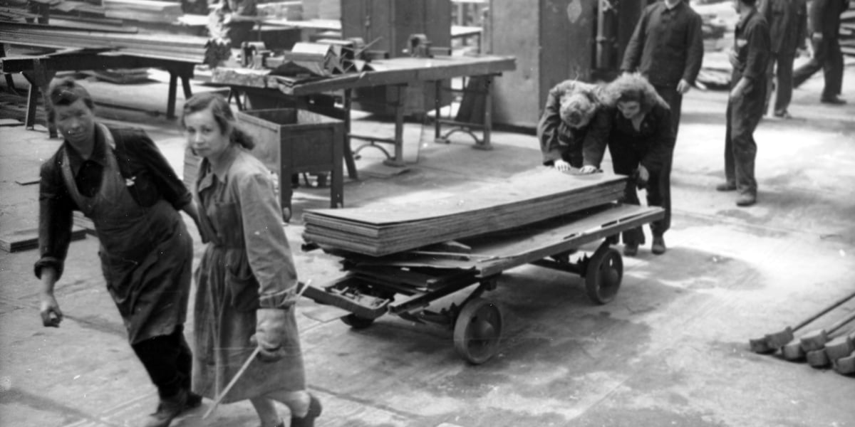 Kobiety pracujące przy produkcji wagonów we wrocławskim Pafawagu. Rok 1950. Na zdjęciu widać panie, które ciągną wózek