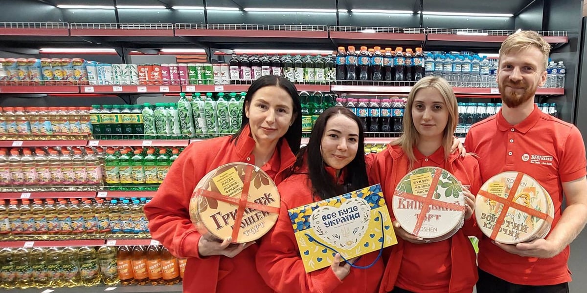 Na zdjęciu trzy kobiety i mężczyzna w sklepie  Best Market we Wrocławiu 