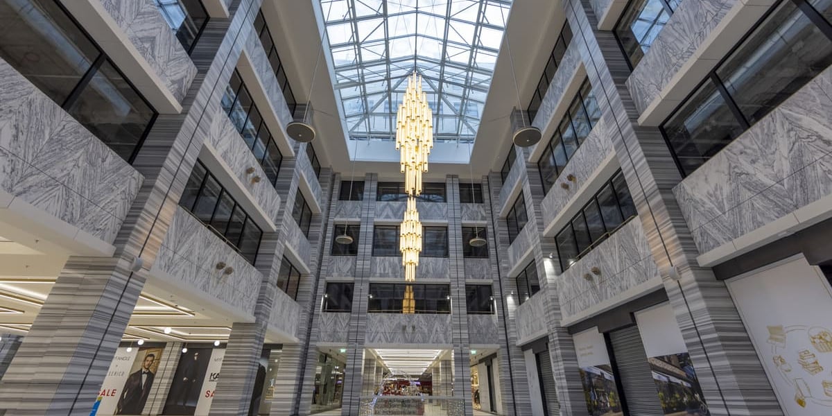 Na zdjęciu atrium Domu Handlowego Renoma we Wrocławiu po przebudowie w 2022 roku, 15.12.2022.