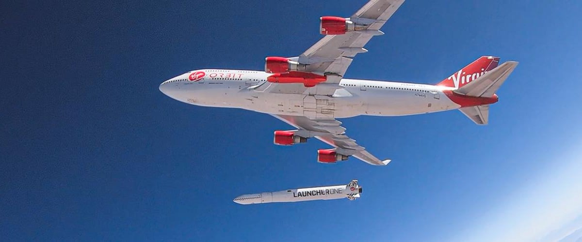 Na zdjęciu widać rakietę LauncherOne spółki Virgin Orbit i Boeing 747