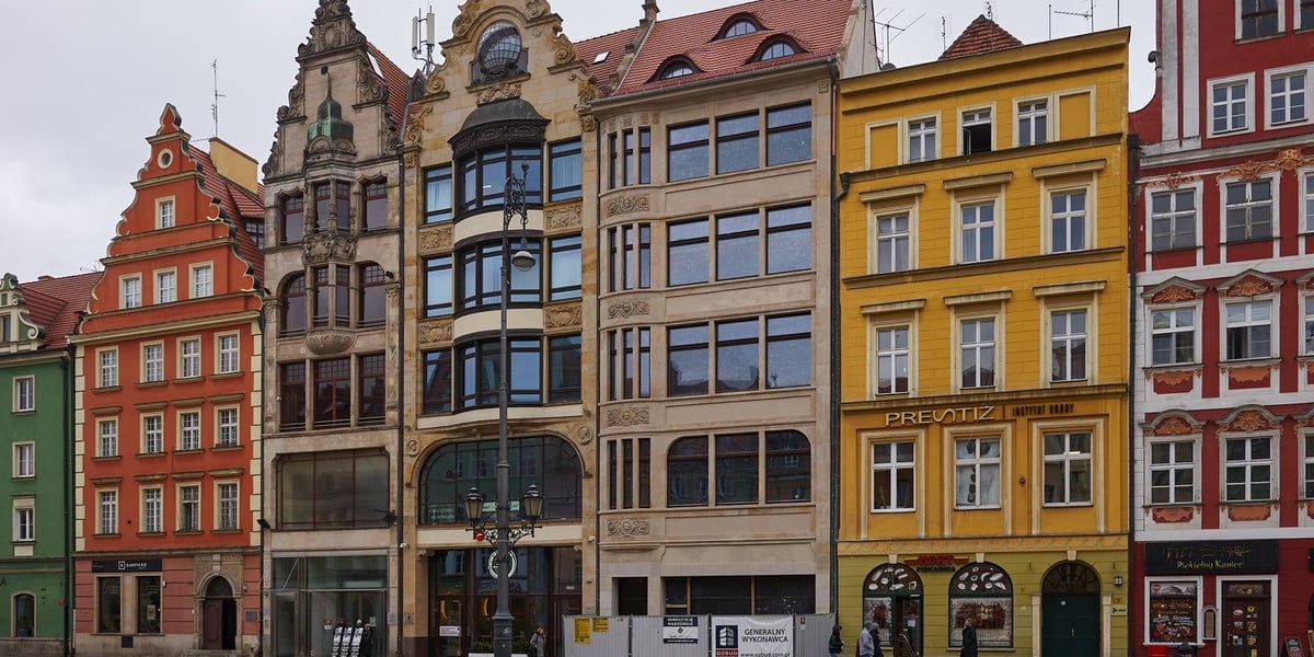 Na zdjęciu widać kamienice w Rynku we Wrocławiu