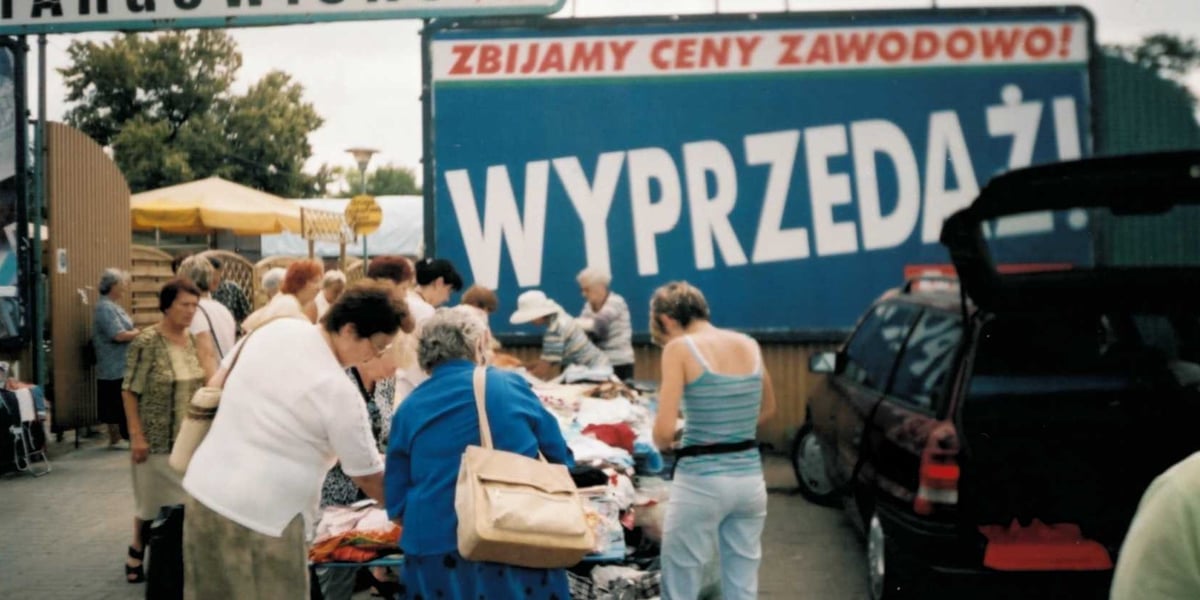 Na zdjęciu widać ludzi robiących zakupy na Targowisku Niedźwiedzia