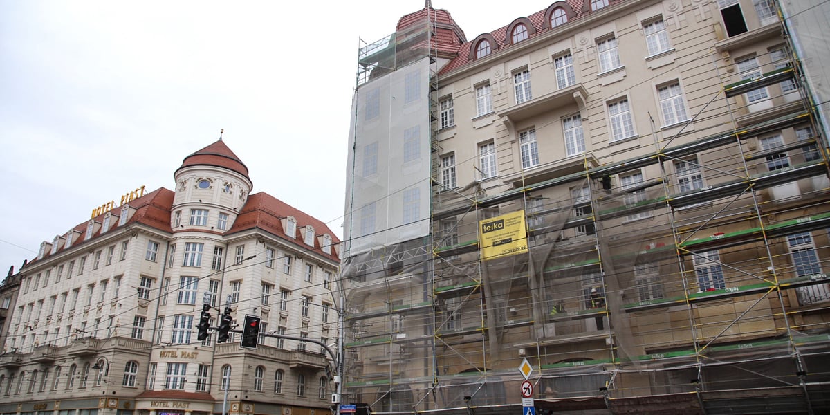 Na zdjęciu widoczna jest pierwsza odsłonięta ściana, odbudowanego hotelu Grand