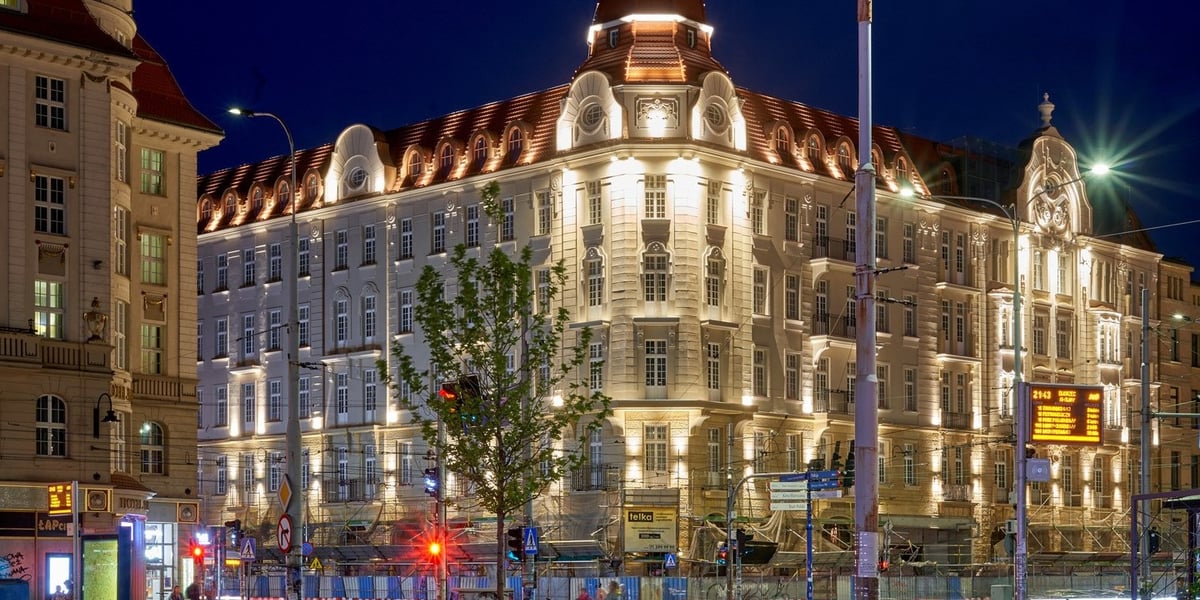 Hotel Grand nocą
