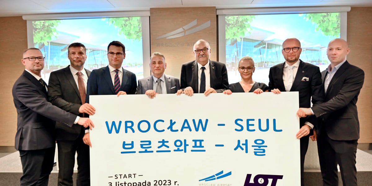 Od lewej: Przemysław Myszakowski, Wiceprezes Portu Lotniczego Wrocław; Paweł Urbaniak, Wiceprezes PLL LOT; Grzegorz Macko, Wicemarszałek Województwa Dolnośląskiego; Cezary Pacamaj, Prezes Portu Lotniczego Wrocław; Cezary Przybylski, Marszałek Województwa Dolnośląskiego; Katarzyna Piskorz, Wiceprezes PLL LOT; Jakub Mazur, Wiceprezydent Wrocławia; Karol Przywara, Wiceprezes Portu Lotniczego Wrocław