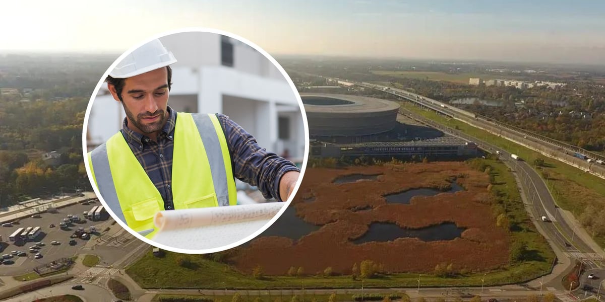 Teren przy Tarczyński Arena, który gmina Wrocław chce sprzedać, w kółku mężczyzna w kasku na budowie 