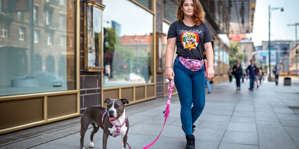 Ewelina Abalin-Łozińska, założycielka firmy Megara Design ze swoim psem