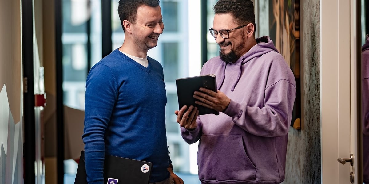 Dwóch mężczyzn pracownicy dmTech