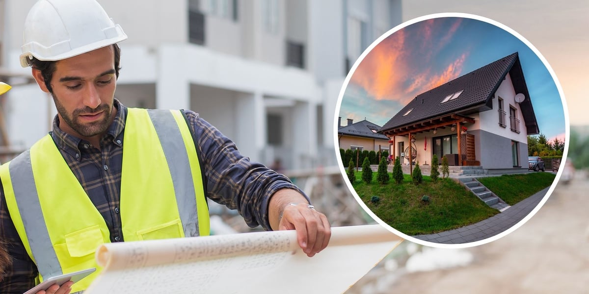 Mężczyzna w kasku i kamizelce odblaskowej na budowie, w kółku dom jednorodzinny