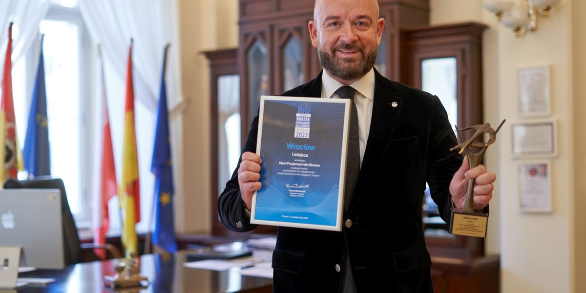 Prezydent Wrocławia Jacek Sutryk z dyplomem Forbesa 2023 - Miasta Przyjazne dla Biznesu
