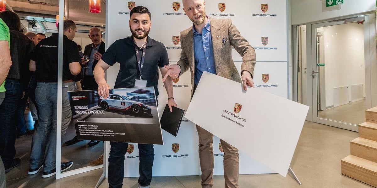 Dwóch mężczyzn trzyma w rękach plansze, uczestnicy Concordia Design Accelerator