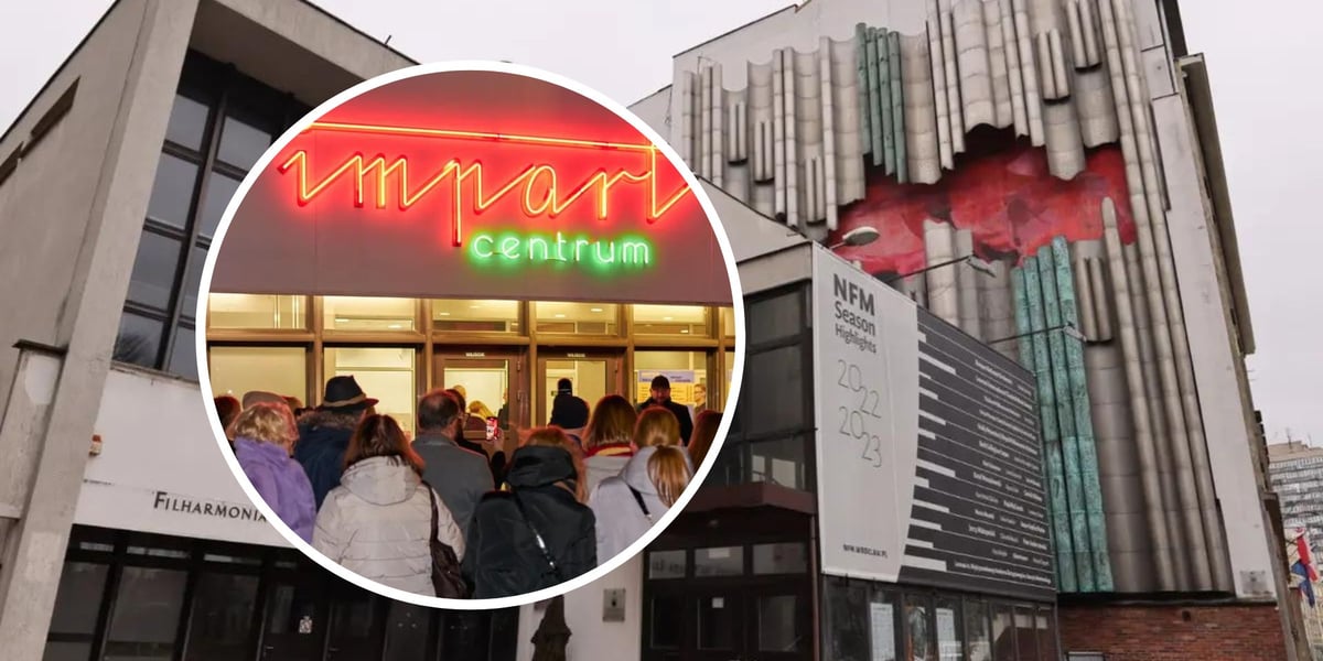 Budynek dawnej Filharmonii Wrocławskiej, w kółku mężczyźni i kobiety przed wejściem na koncert